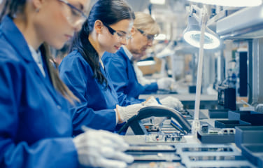 写真:工場で作業する女性達