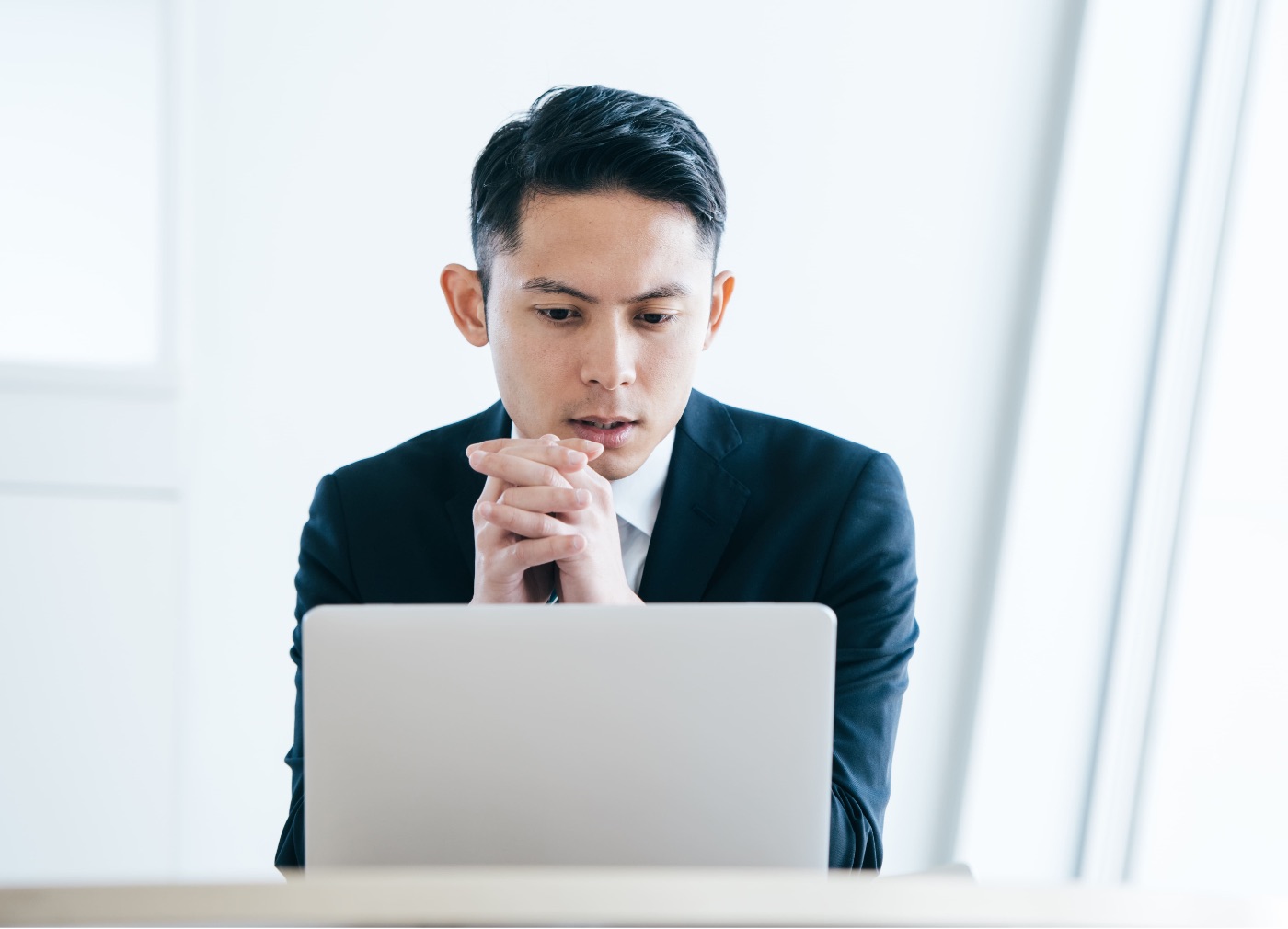 写真:悩んでいる男性社員