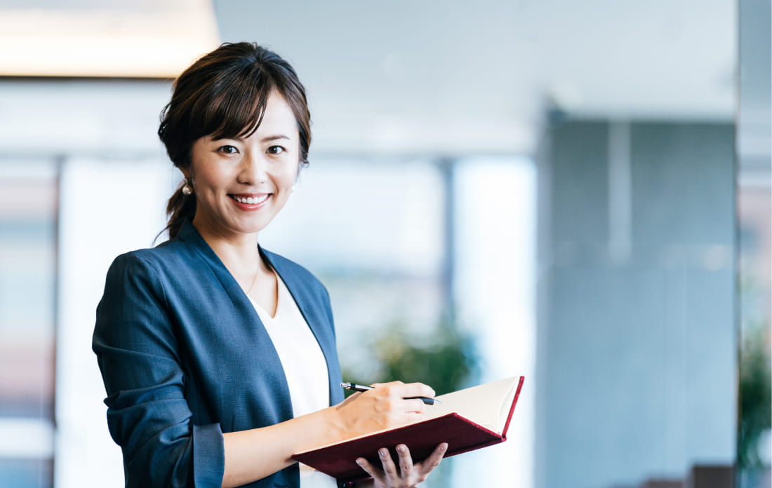写真:手帳を持つ女性